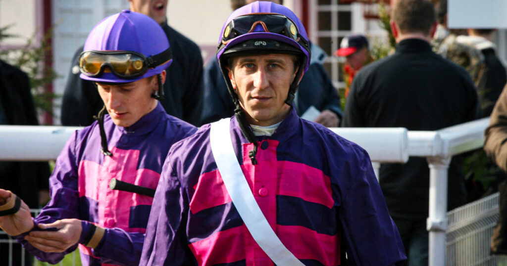 Deux jockeys avec leurs casaques colorées bien visibles